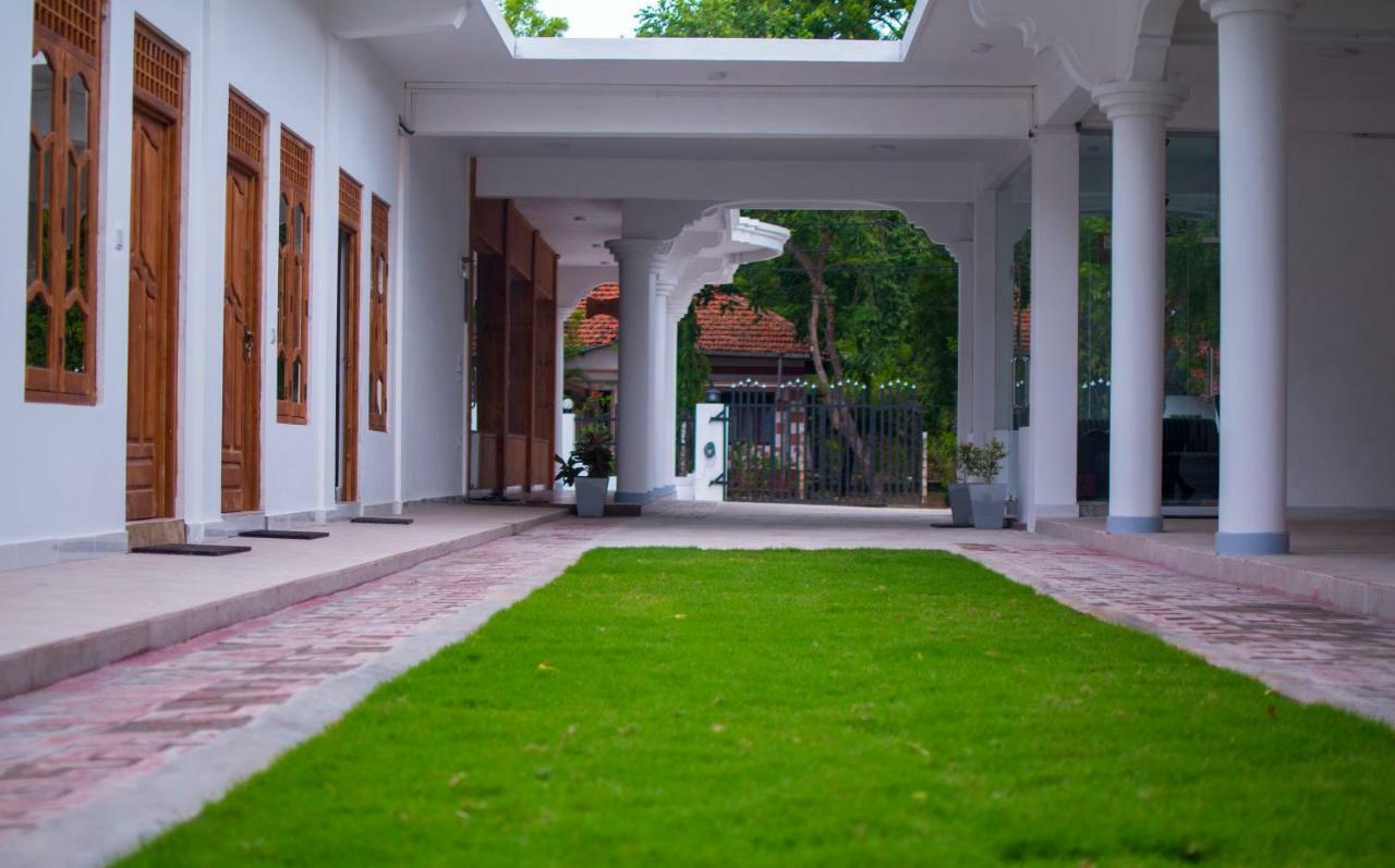Mrd Beach Hotel Trincomalee Exterior photo