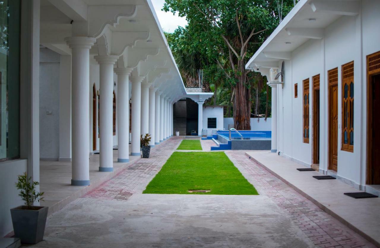 Mrd Beach Hotel Trincomalee Exterior photo